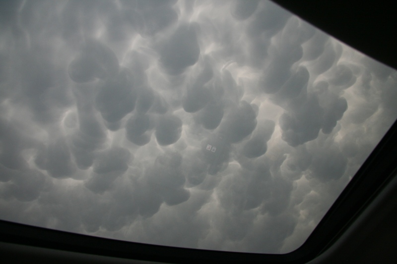 There aren't many benefits of having a sun roof when chasing...but this is one.  Nice mammatus!